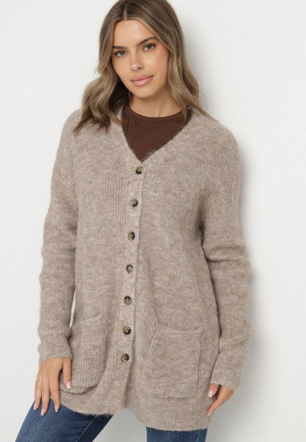 Born2be - Brązowy Kardigan z Domieszką Wełny ze Wsuwanymi Kieszeniami Esaiana. Okazja: na co dzień, na spotkanie biznesowe, do pracy. Typ kołnierza: dekolt w serek. Kolekcja: plus size. Kolor: brązowy. Materiał: wełna. Wzór: aplikacja. Styl: biznesowy, casual