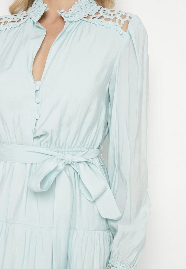 Born2be - Jasnoniebieska Sukienka z Gumką w Pasie Ozdobiona Koronką na Mankietach i Ramionach Ondrallia. Okazja: na spotkanie biznesowe. Kolor: niebieski. Materiał: koronka. Długość rękawa: długi rękaw. Wzór: aplikacja, koronka. Styl: biznesowy, elegancki