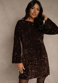 Renee - Brązowa Sukienka z Odkrytymi Plecami z Kokardą Zdobiona Cekinami Carilyera. Okazja: na imprezę. Typ kołnierza: kokarda. Kolor: brązowy. Materiał: wiskoza, elastan. Wzór: aplikacja. Styl: wizytowy, klasyczny #4