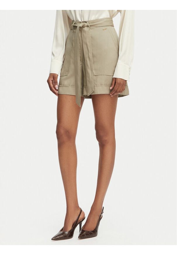 Guess Szorty materiałowe W5GD1R WG4C2 Khaki Regular Fit. Kolor: brązowy. Materiał: lyocell