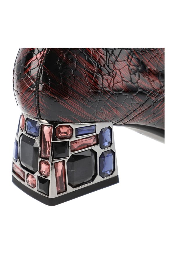 Półbuty damskie Artiker, na klocku lakierowane bogato zdobione i sznurowane, bordowe, 57C0073. Okazja: na co dzień. Zapięcie: sznurówki. Kolor: czerwony. Szerokość cholewki: normalna. Wzór: aplikacja, kolorowy. Materiał: skóra, lakier. Obcas: na obcasie. Styl: casual, elegancki, klasyczny. Wysokość obcasa: średni