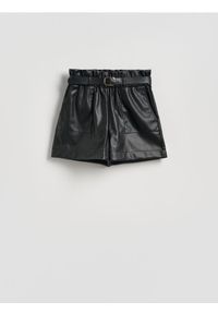 Reserved - Szorty z imitacji skóry z paskiem - czarny. Kolor: czarny. Materiał: skóra #1