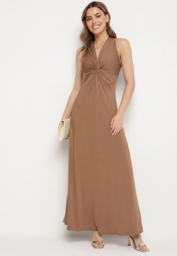 Born2be - Brązowa Rozkloszowana Sukienka Bez Rękawów z Wiskozą Zdobiona Marszczeniem Folenissa. Okazja: na imprezę. Typ kołnierza: kokarda, dekolt w kształcie V. Kolor: brązowy. Materiał: wiskoza. Długość rękawa: bez rękawów. Wzór: aplikacja. Typ sukienki: rozkloszowane