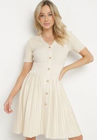 Born2be - Jasnobeżowa Sukienka z Wiskozy o Rozkloszowanym Kroju z Plisami i Guzikami Alusena. Okazja: na co dzień. Kolor: beżowy. Materiał: wiskoza. Typ sukienki: rozkloszowane. Styl: elegancki, casual #4