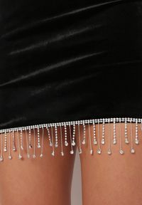 Born2be - Czarna Welurowa Sukienka Mini z Frędzlami w Cyrkonie Finkara. Kolor: czarny. Materiał: welur. Długość: mini #4