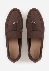 Renee - Ciemnobrązowe Mokasyny VICES Casualowe ze Skórzaną Wkładką i Metalowymi Ozdobami Dinsmore. Okazja: na co dzień. Nosek buta: okrągły. Kolor: brązowy. Materiał: skóra. Wzór: aplikacja. Obcas: na obcasie. Styl: casual. Wysokość obcasa: niski #5