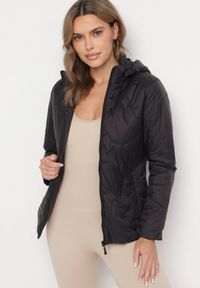 Born2be - Czarna Pikowana Kurtka Przejściowa z Odpinanym Kapturem Ninorwena. Okazja: na co dzień. Kolor: czarny. Styl: casual, elegancki, klasyczny #7