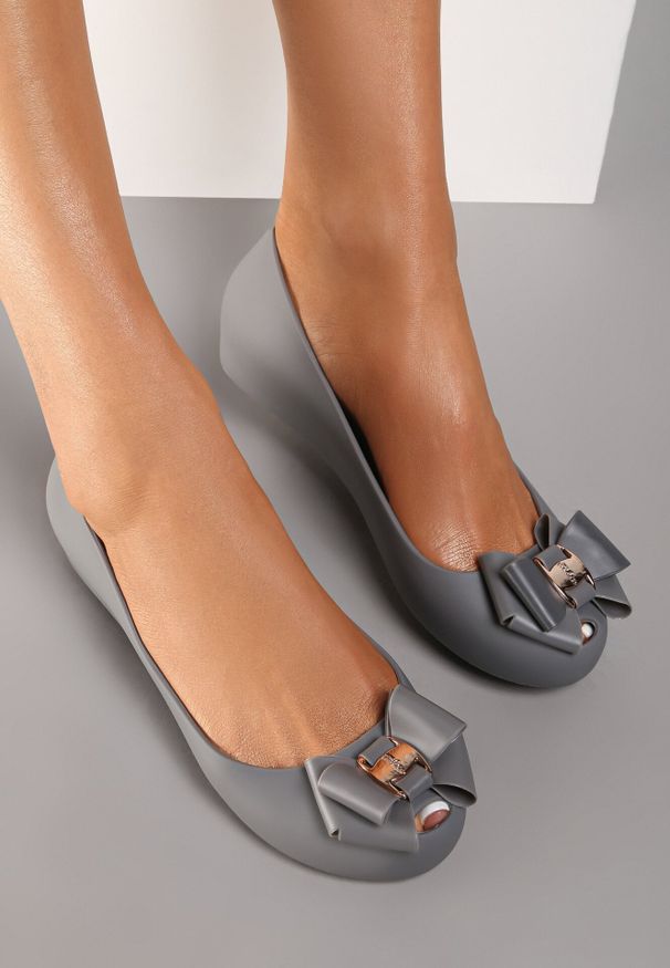 Born2be - Szare Balerinki Laimeda. Nosek buta: okrągły. Zapięcie: bez zapięcia. Kolor: szary. Materiał: guma. Wzór: aplikacja. Obcas: na koturnie