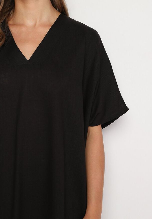 Born2be - Czarna Bawełniana Sukienka o Pudełkowym Kroju z Dekoltem w Serek Vikonia. Okazja: na co dzień. Typ kołnierza: dekolt w serek. Kolekcja: plus size. Kolor: czarny. Materiał: bawełna. Typ sukienki: proste, dla puszystych. Styl: casual, elegancki, wizytowy