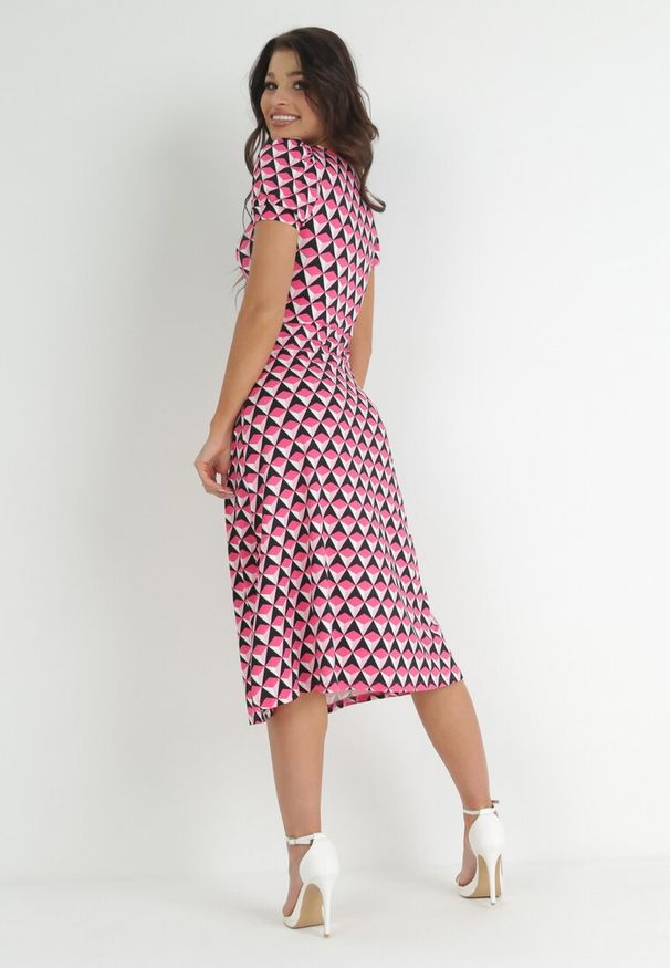 Born2be - Fuksjowa Sukienka Taliowana z Marszczeniem w Geometryczny Wzór Garnette. Kolor: różowy. Wzór: geometria. Styl: elegancki