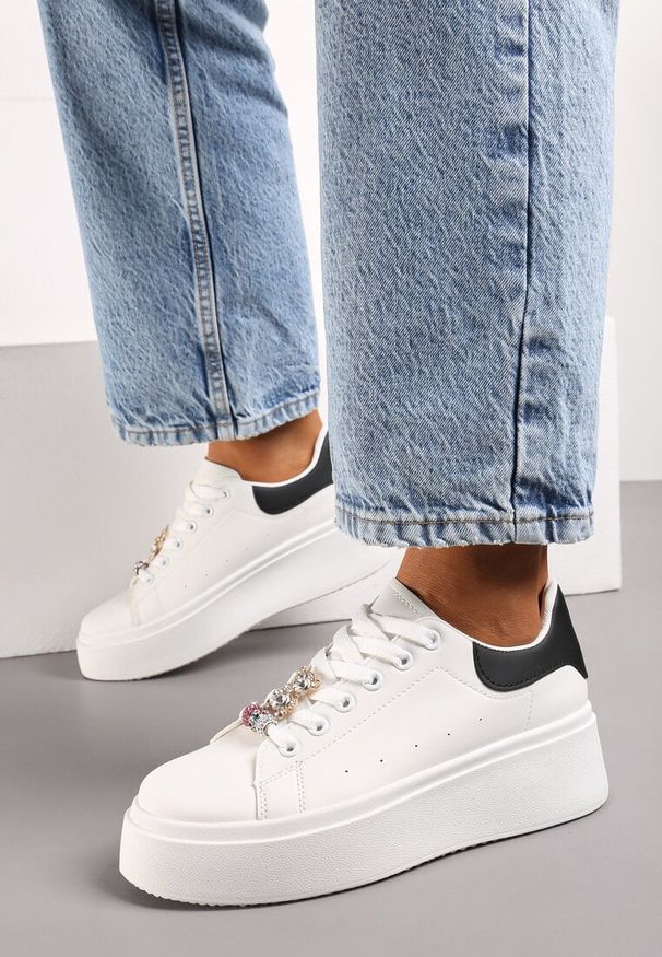 Born2be - Biało-Czarne Sneakersy na Platformie z Biżuteryjnymi Aplikacjami na Sznurówkach Noonia. Nosek buta: okrągły. Zapięcie: sznurówki. Kolor: biały. Materiał: jeans. Wzór: aplikacja. Obcas: na platformie. Wysokość obcasa: niski