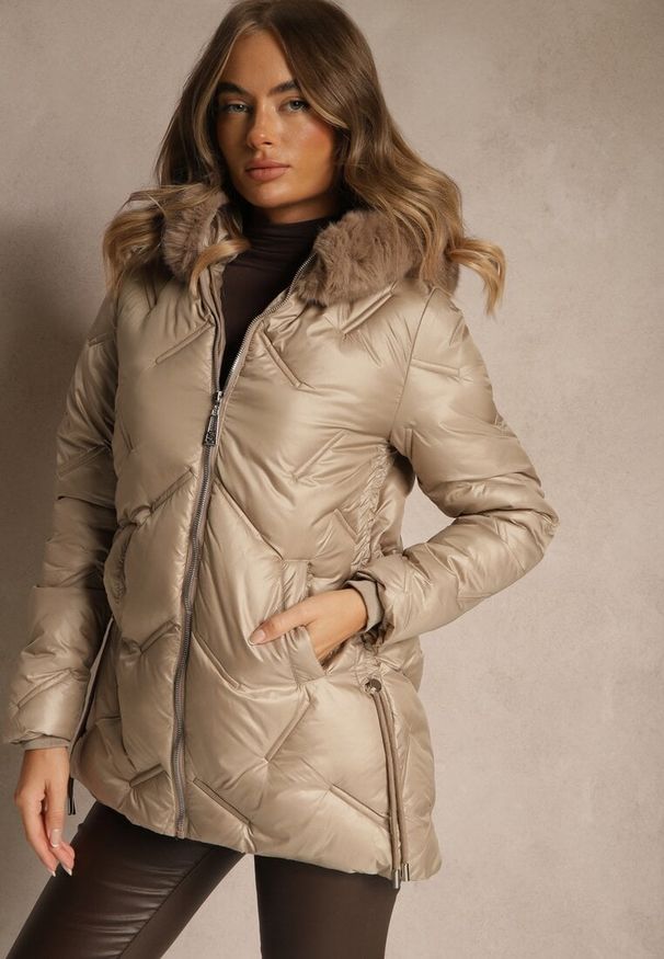Renee - Ciemnobeżowa Kurtka z Ozdobnym Pikowaniem i Kapturem z Futrem Naliavea. Okazja: na co dzień. Kolor: beżowy. Materiał: futro. Styl: casual, elegancki