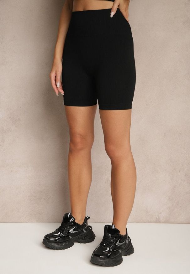 Renee - Czarne Prążkowane Szorty Bikery High Waist Rallivia. Okazja: na co dzień. Stan: podwyższony. Kolor: czarny. Materiał: prążkowany. Styl: casual
