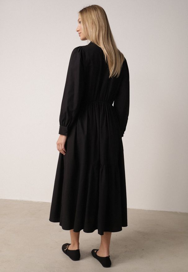 Born2be - Czarna Bawełniano-Wiskozowa Sukienka Koszulowa z Imitacją Kieszeni Biriala. Okazja: na co dzień. Kolor: czarny. Materiał: wiskoza, bawełna. Typ sukienki: koszulowe. Styl: casual, elegancki, klasyczny