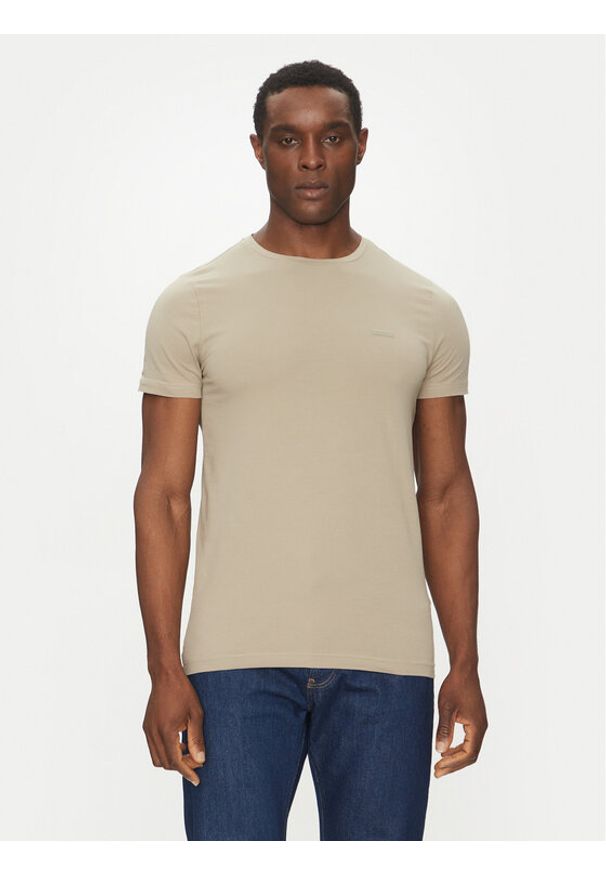 Calvin Klein T-Shirt K10K112724 Beżowy Slim Fit. Kolor: beżowy. Materiał: bawełna