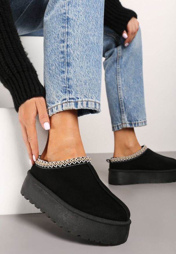 Born2be - Czarne Śniegowce na Grubej Podeszwie z Ozdobnym Haftem Zivirae. Okazja: na co dzień, do pracy. Kolor: czarny. Materiał: wełna, puch. Wzór: haft. Sezon: zima. Obcas: na platformie. Styl: casual