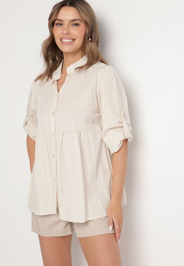 Born2be - Beżowa Koszula z Wiskozą Ozdobiona Perełkami Tanavitia. Okazja: na co dzień. Typ kołnierza: kołnierzyk klasyczny. Kolor: beżowy. Materiał: wiskoza. Długość rękawa: długi rękaw. Długość: długie. Wzór: aplikacja. Styl: elegancki, casual, klasyczny