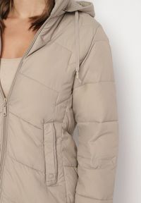 Born2be - Ciemnobeżowa Kurtka z Pikowanymi Przeszyciami i Odpinanym Kapturem Felanwen. Okazja: na co dzień. Kolor: beżowy. Materiał: jeans. Styl: casual, elegancki, sportowy #5