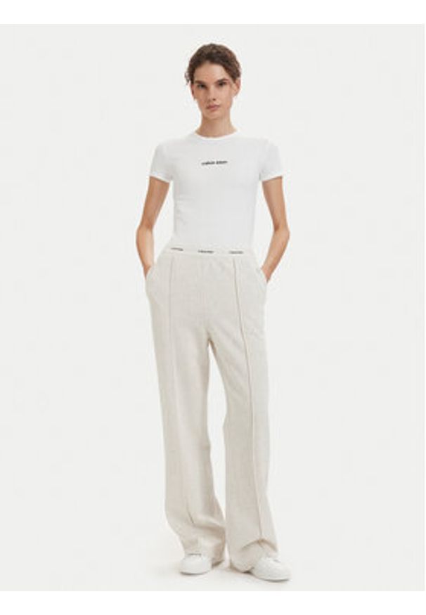 Calvin Klein Jeans Spodnie dresowe LV047G253G Kremowy Relaxed Fit. Kolor: kremowy. Materiał: bawełna