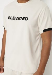 Born2be - Jasnobeżowa Koszulka T-shirt z Napisem ELAVATED Kolianis. Okazja: na co dzień. Kolor: beżowy. Wzór: napisy. Styl: klasyczny, casual #4