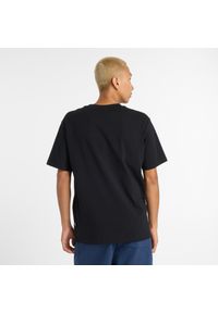 Koszulka męska New Balance MT53905BK – czarna. Kolor: czarny. Materiał: bawełna, dresówka. Wzór: aplikacja #3
