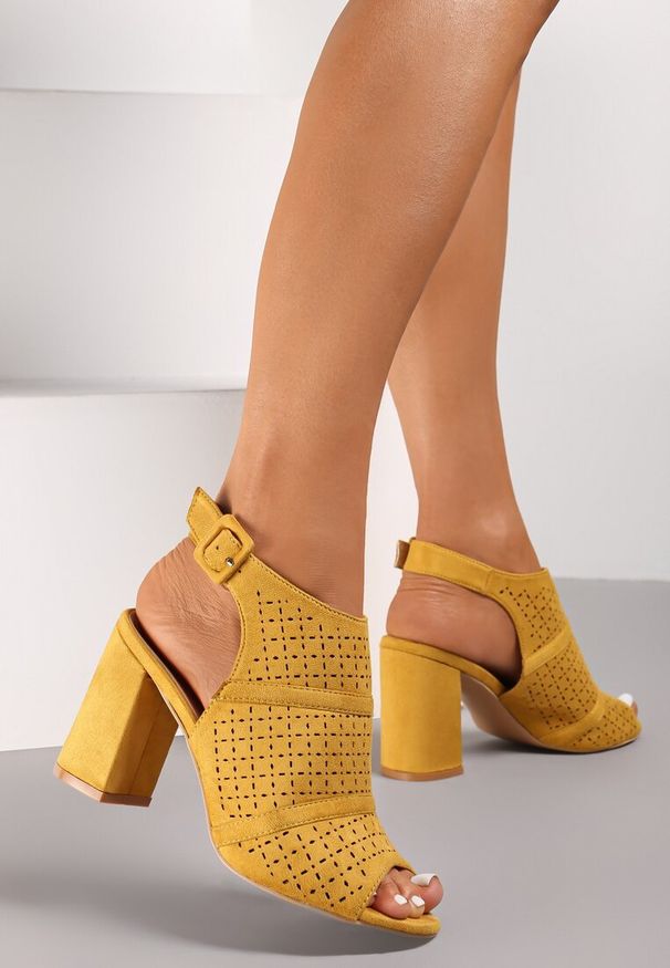Renee - Żółte Sandały Hekotis. Nosek buta: okrągły. Zapięcie: pasek. Kolor: żółty. Wzór: kwiaty. Obcas: na słupku