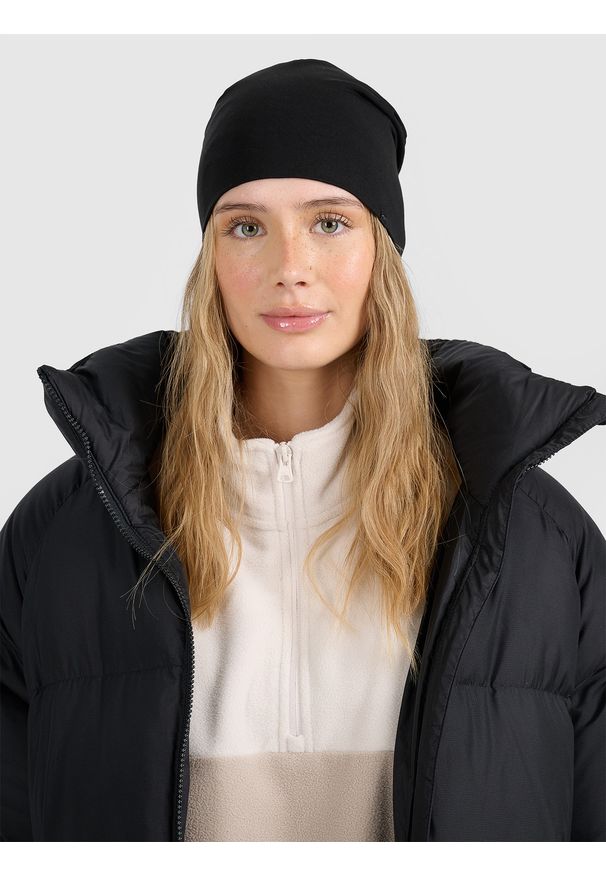 4f - 4F Czapka beanie uniseks - czarna Uniwersalny. Kolor: czarny. Materiał: bawełna, dzianina, elastan, materiał. Wzór: aplikacja. Styl: klasyczny, sportowy, casual
