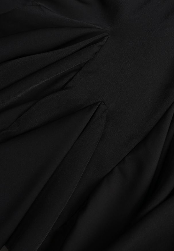 Born2be - Czarna Rozkloszowana Sukienka z Wiskozą Zdobiona Falbanami i Wiązaniem Lerienatia. Okazja: na co dzień. Kolor: czarny. Materiał: wiskoza. Wzór: aplikacja. Styl: casual, elegancki, klasyczny