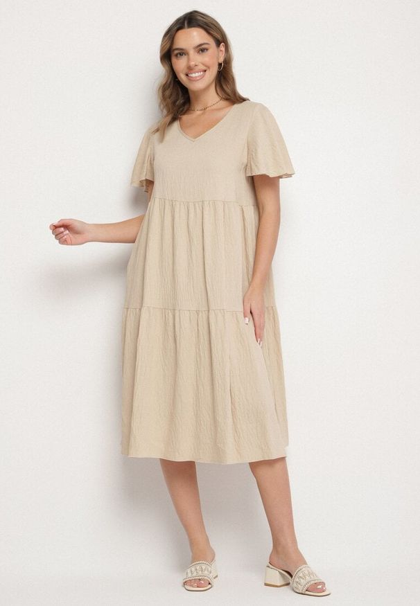 Born2be - Jasnobeżowa Wiskozowa Sukienka Rozkloszowana z Dekoltem V Natilenia. Okazja: na co dzień. Kolor: beżowy. Materiał: wiskoza. Styl: klasyczny, casual, elegancki