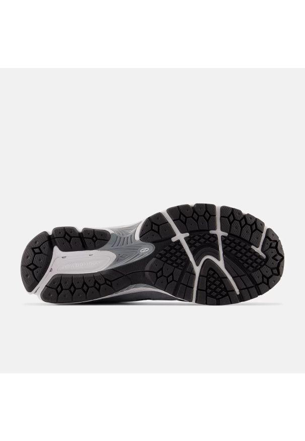 Sneakersy unisex New Balance M2002RST Szary. Kolor: szary. Materiał: guma, syntetyk, skóra, materiał. Szerokość cholewki: normalna. Sport: turystyka piesza