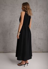 Renee - Czarna Sukienka Bez Rękawów z Wiskozy z Ozdobnym Dekoltem i Wiązaniem w Talii Azeira. Okazja: na co dzień. Kolekcja: plus size. Kolor: czarny. Materiał: wiskoza. Długość rękawa: bez rękawów. Typ sukienki: dla puszystych. Styl: casual #6