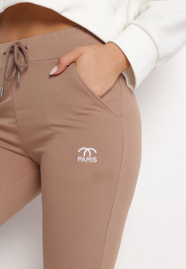 Born2be - Beżowe Spodnie Dresowe z Gumką w Pasie Baratia. Kolor: beżowy. Materiał: dresówka