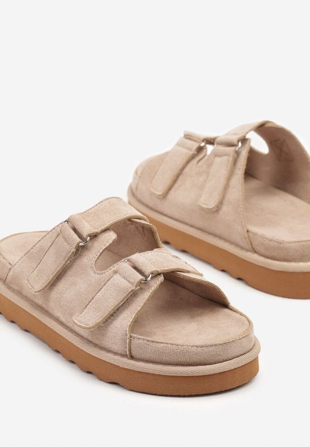 Born2be - Beżowe Klapki na Grubej Podeszwie z Dwoma Paskami Falgis. Kolor: beżowy. Materiał: jeans. Sezon: lato. Obcas: na obcasie. Wysokość obcasa: niski