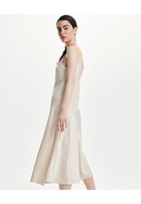 LOVLI SILK - Midi sukienka z dekoltem champagne #NO.49. Kolor: beżowy. Materiał: jedwab. Długość rękawa: na ramiączkach. Długość: midi #3