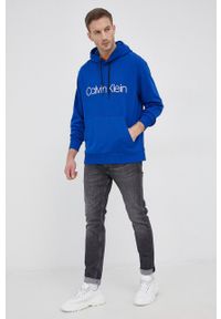 Calvin Klein - Bluza bawełniana. Okazja: na co dzień. Kolor: niebieski. Materiał: bawełna. Wzór: nadruk. Styl: casual #6
