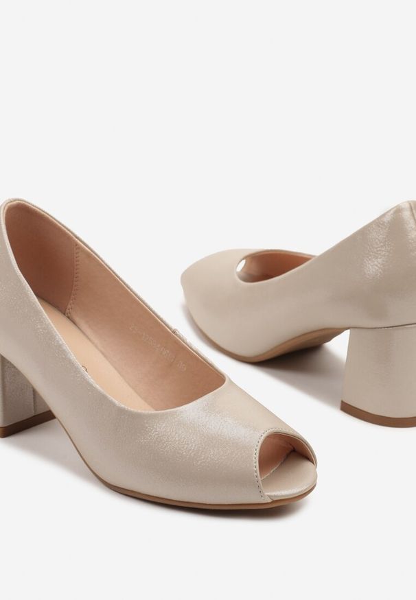 Born2be - Beżowe Czółenka na Obcasie Typu Peep Toe ze Skórzaną Wkładką Reviae. Okazja: na co dzień, na spotkanie biznesowe. Nosek buta: otwarty. Kolor: beżowy. Materiał: skóra. Obcas: na obcasie. Styl: klasyczny, biznesowy, casual. Wysokość obcasa: średni