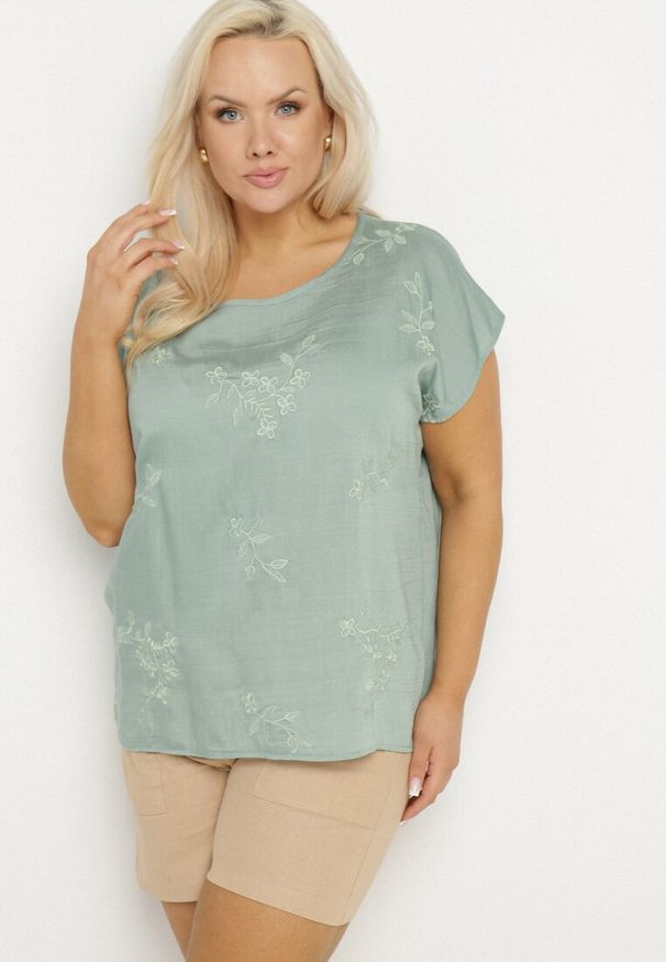 Born2be - Zielona Bluzka z Krótkim Luźnym Rękawem Mepola. Okazja: na co dzień. Kolekcja: plus size. Kolor: zielony. Materiał: jeans. Długość rękawa: krótki rękaw. Długość: krótkie. Styl: elegancki, casual