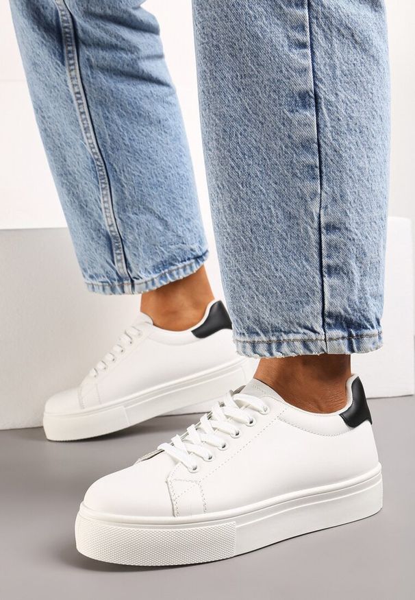 Born2be - Biało-Czarne Sneakersy na Grubej Podeszwie przed Kostkę Ramnutia. Okazja: na co dzień. Wysokość cholewki: przed kostkę. Zapięcie: sznurówki. Kolor: biały. Materiał: jeans