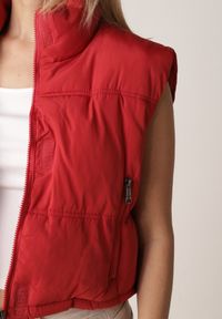 Born2be - Czerwona Krótka Kamizelka Pikowana Typu Puffer Niraemius. Okazja: na co dzień. Kolor: czerwony. Materiał: poliester. Długość: krótkie. Styl: casual #7