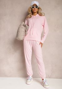 Renee - Jasnoróżowy Klasyczny Komplet Dresowy z Bluzą Kangurką i Spodniami Typu Jogger Salevia. Kolor: różowy. Materiał: dresówka #1
