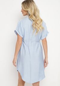 Born2be - Niebieska Pudełkowa Sukienka ze Ściągaczem w Talii Zdobiona Cyrkoniami Pilefia. Typ kołnierza: dekolt w kształcie V. Kolor: niebieski. Długość rękawa: krótki rękaw. Wzór: aplikacja. Styl: elegancki #4