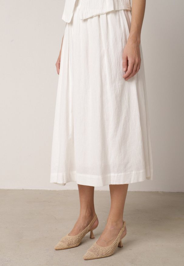 Born2be - Biały Bawełniany Komplet Rozkloszowana Spódnica i Kamizelka Moveina. Kolor: biały. Materiał: bawełna. Wzór: ażurowy