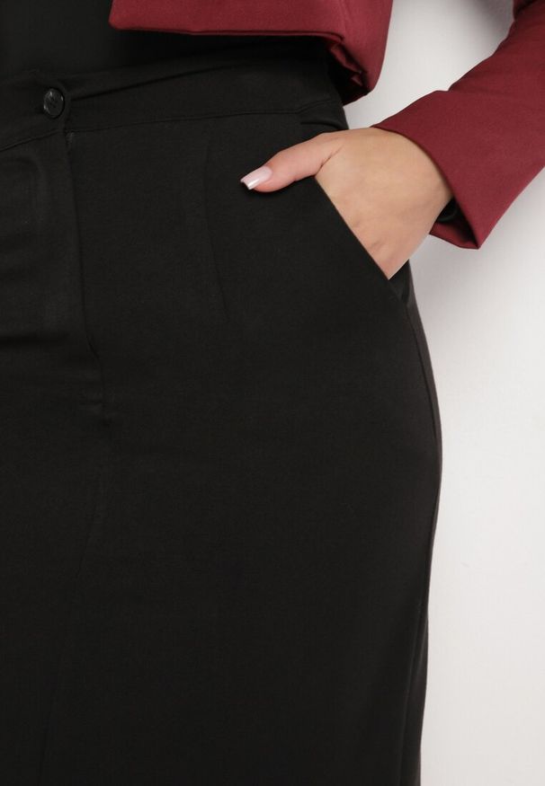 Born2be - Czarna Ołówkowa Spódnica z Wiskozą i Wysokim Stanem Ozdobiona Rozcięciem Semariel. Okazja: na spotkanie biznesowe. Stan: podwyższony. Kolor: czarny. Materiał: wiskoza. Wzór: aplikacja. Styl: elegancki, biznesowy, wizytowy