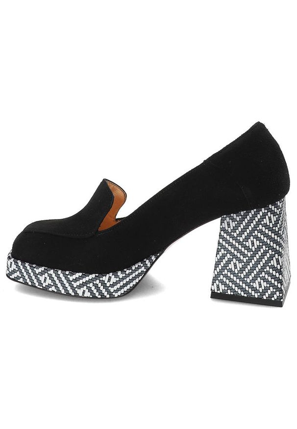 Czarne Półbuty Armodo Damskie Eleganckie Buty. Okazja: na randkę. Zapięcie: bez zapięcia. Kolor: czarny. Szerokość cholewki: normalna. Wzór: geometria. Materiał: zamsz, skóra. Sezon: wiosna. Obcas: na słupku, na obcasie. Styl: elegancki. Wysokość obcasa: średni