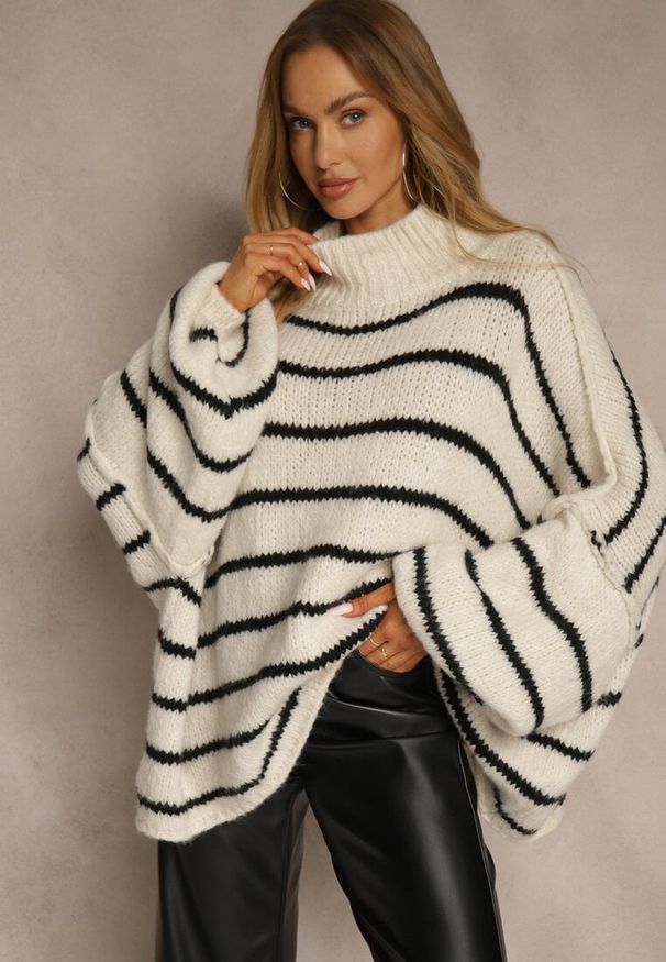 Renee - Beżowy Oversizowy Golf w Paski z Dodatkiem Wełny i Wiskozy Nezella. Okazja: na co dzień. Typ kołnierza: golf. Kolor: beżowy. Materiał: wełna, wiskoza. Wzór: paski. Styl: casual, elegancki