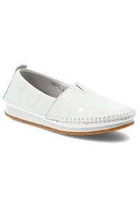 Półbuty damskie S.Barski, cholewka ze skóry naturalnej gładkiej wsuwany fason elastyczne wstawki po bokach widoczne przeszycia wokół noska niski prof. Okazja: na spacer, na co dzień. Kolor: srebrny. Materiał: skóra. Szerokość cholewki: normalna. Wzór: gładki. Styl: casual, elegancki #1