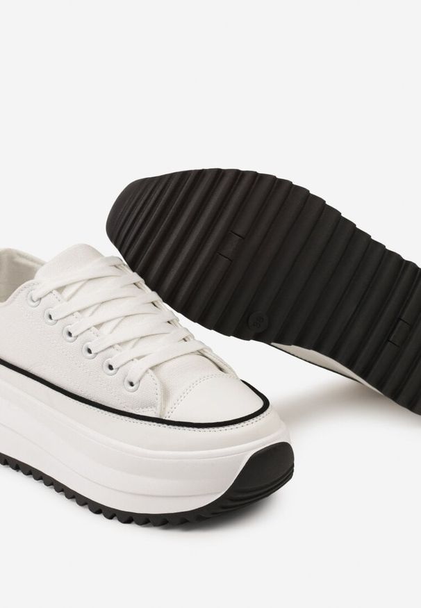 Born2be - Białe Trampki na Masywnej Platformie z Ozdobnym Bieżnikiem Koelrea. Nosek buta: okrągły. Zapięcie: sznurówki. Kolor: biały. Materiał: jeans, materiał. Obcas: na platformie. Styl: elegancki, klasyczny. Wysokość obcasa: niski