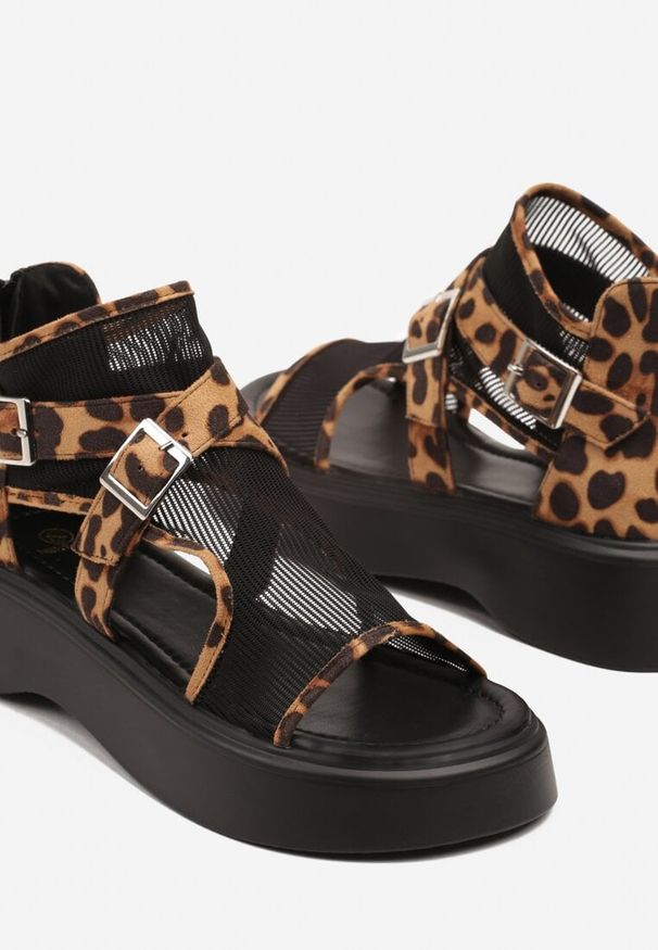 Renee - Czarne Panterkowe Siateczkowe Sandały w Stylu Gladiatorek z Klamrami i Suwakiem Karilna. Okazja: na co dzień. Zapięcie: klamry. Kolor: czarny. Materiał: jeans. Obcas: na obcasie. Styl: elegancki, casual. Wysokość obcasa: niski