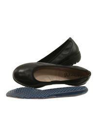 Caprice Baleriny Black Nappa 9-22161-28 czarne. Okazja: na co dzień. Nosek buta: okrągły. Kolor: czarny. Materiał: skóra. Sezon: lato, zima. Obcas: na koturnie. Styl: casual, klasyczny