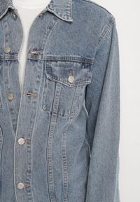 Born2be - Niebieska Kurtka Jeansowa o Klasycznym Kroju Anlarra. Okazja: na co dzień. Kolor: niebieski. Materiał: jeans. Wzór: grochy. Styl: klasyczny #4